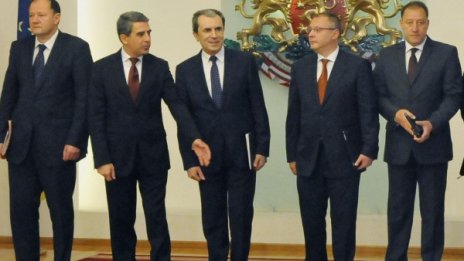 Президентът и партиите удължиха политическата агония