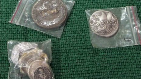 Полицаи иззеха старинни монети и металотърсач 