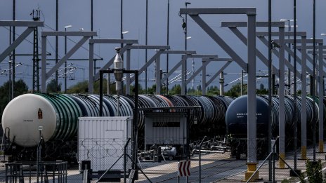 Петролът падна до 76 долара, колкото преди войната между САЩ и Иран