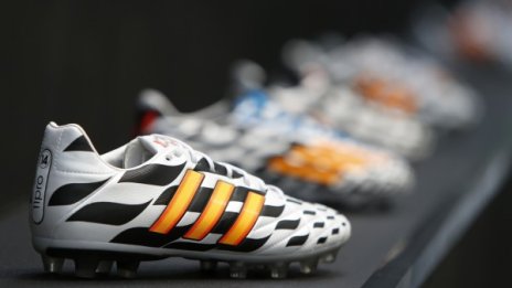Ще отхапе ли Луис Суарес и печалбата на Adidas?