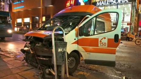 Двама са тежко пострадали след катастрофата с линейка 