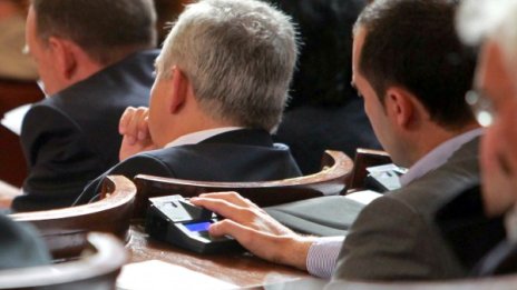 ГЕРБ удари рамо за кворума, парламентът тръгна