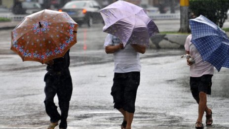 Слънце до обяд, гръмотевици и дъжд след това