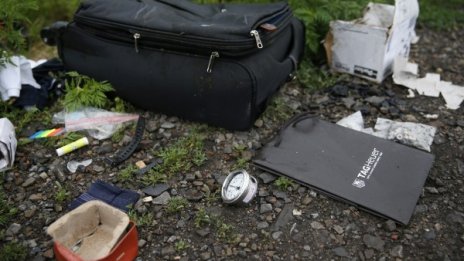 Сепаратистите отнесоха всички тела от сваления MH17