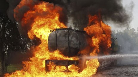 Един загинал, близо 70 ранени при взрив на цистерна в Турция