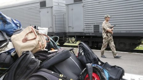 В Холандия пристигат първите тленни останки от MH17