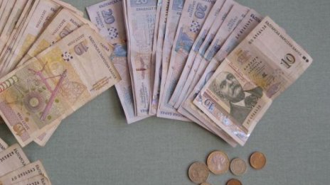 Пловдивска пенсионерка даде 1000 евро и 3500 лв. на ало измамник