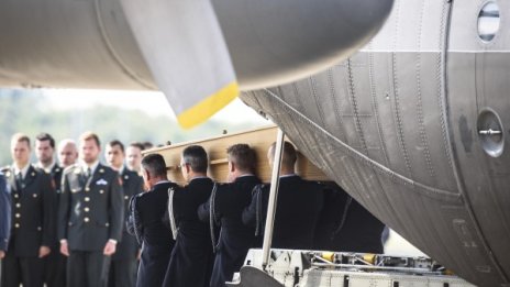 В Холандия пристигнаха още 74 ковчега с тленни останки на жертви 