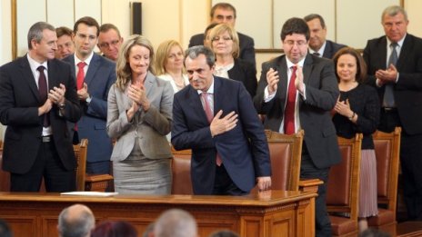Кабинетът изкара година. А следващият?