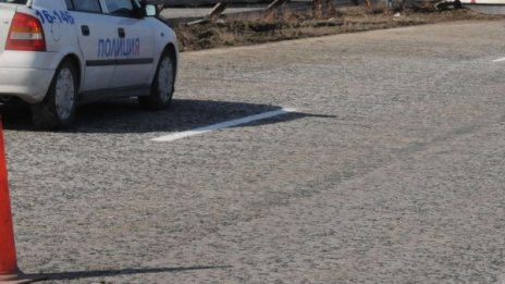 Пиян без книжка удари кола в дърво, двама загинаха 