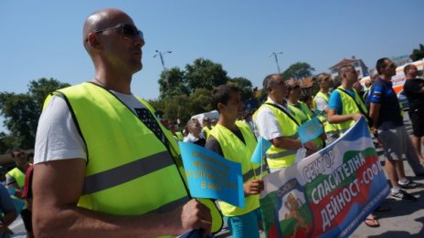 Пожарникари и полицаи на протест заради спорна наредба 