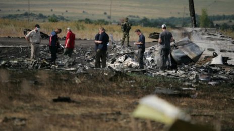 Все още има останки от тела на мястото на самолетната катастрофа в Украйна