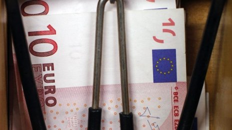 ?817 е била средната заплата в частния сектор в Гърция през 2013 г.