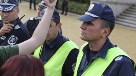 Полицията пак обгради НС, кордон пази депутатите