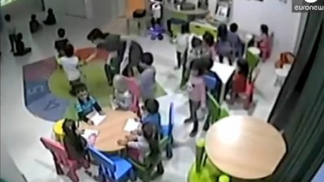 Запис показа как бият деца в румънска забавачка 