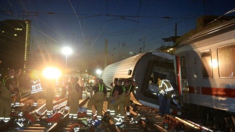 45 пострадали при влакова катастрофа в Германия