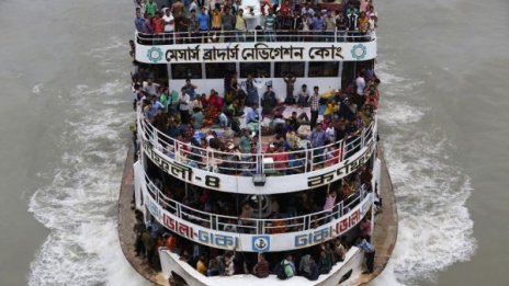Претоварен ферибот потъна в Бангладеш
