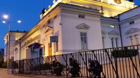 Махат загражденията около Парламента
