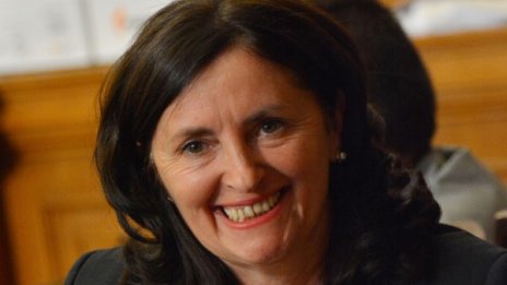 Бобева дава голяма папка със съвети на наследника си