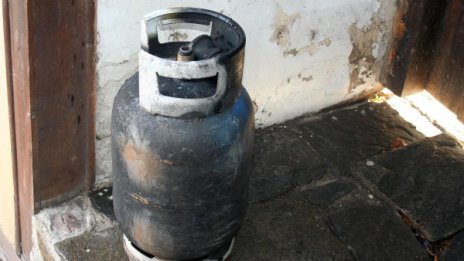 Газова бутилка се взриви във Варна, майка и дете пострадаха