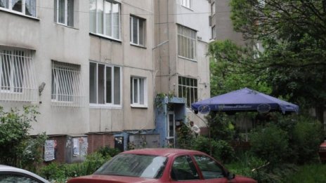 Годишната ни заплата стига за 7 кв. м жилище в София