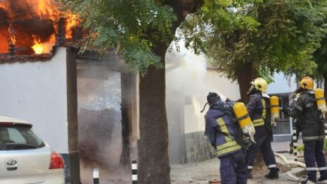 Пожар горя в сграда в центъра на София