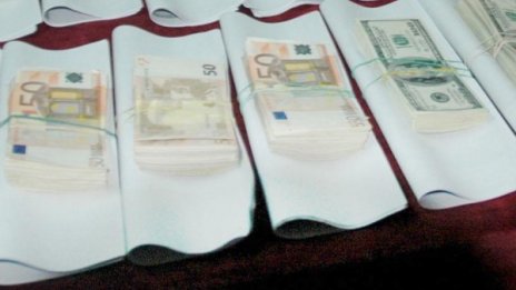 Задържаха мъж, обменял валута за стари левове в Албена