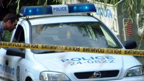 Джип се заби в оградата на полицията в Благоевград