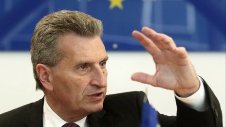 Йотингер: Украйна трябва да може да получава газ от ЕС