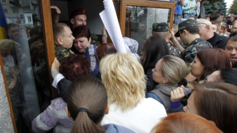 Демонстранти в Киев искат оставката на президента заради Източна Украйна