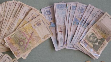 Близо 12 600 лева откраднаха от паркирана кола в Смолян