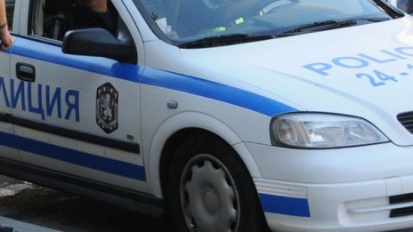 Моторист е с опасност за живота, блъсна се в 11 антипаркинг колчета