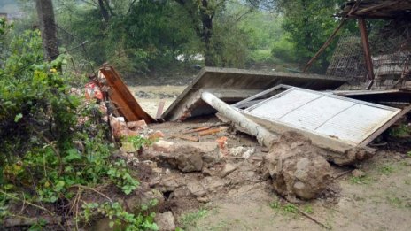 На евакуираните при наводненията са нужни храни и лекарства 