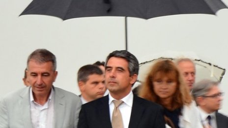 Президентът остана без пари за чужбина, затова му дават още