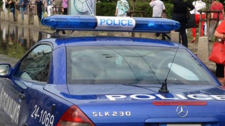 Неизвестен стреля по жена от автомобил в София