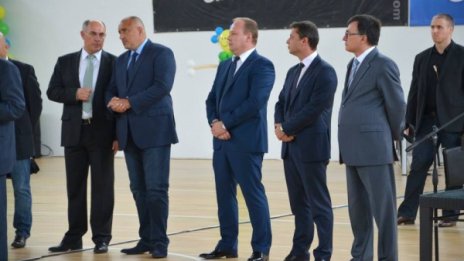 Борисов откри спортна зала, обеща нова магистрала 