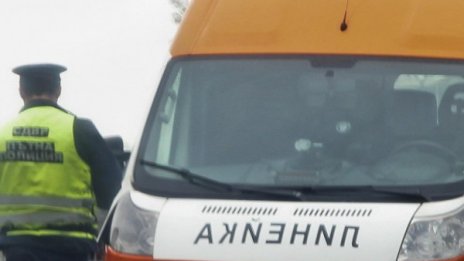 Трима пострадаха при удар между камион и трактор