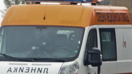Микробус се е преобърнал на пътя, шофьорът бил пиян