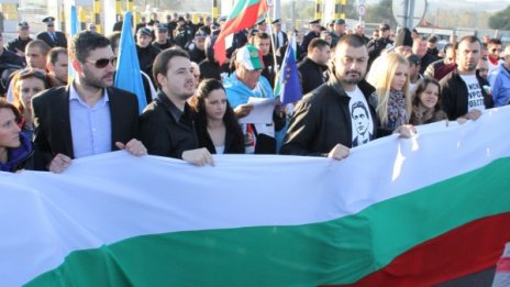 Бареков изпълни заканата и блокира границата с Турция