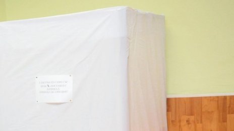 Селфито - забранено в тъмната стаичка в деня на вота