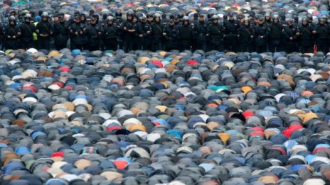 130 000 мюсюлмани празнуват Курбан байрам в Москва
