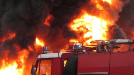 Огън погълна 5 коли и селскостопанска постройка в Пловдивско