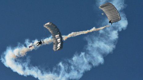 Изтребители и военни вертолети направиха шоу над София