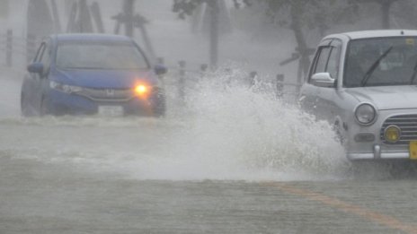 Мощен тайфун връхлетя Япония