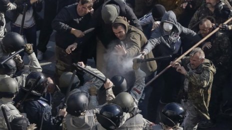 Сблъсъци избухнаха пред украинския парламент