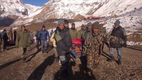 Десетки загинали при силна снежна буря в Непал 