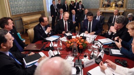 Путин и Порошенко разговарят в присъствието на европейски лидери