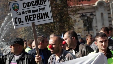 Полицаи бранят социалните си права: Не ни е смешно! 