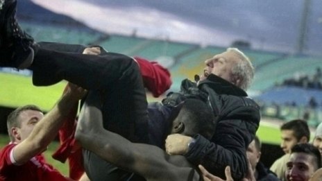 Лупи кани турци за контрола на "Армията"