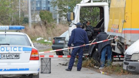 Намериха труп на мъж в изоставен камион в столицата